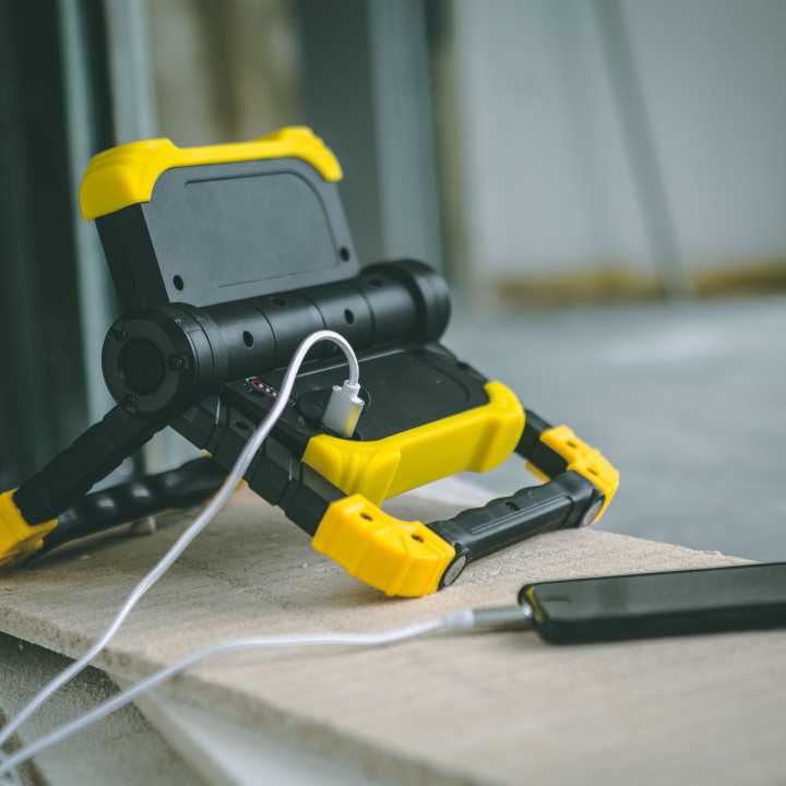 Reflector multifunctional COB LED 2x 10W 6000K cu acumulator 2x 4000mAh Li-ion 2x 1000lm IP43 PHENOM