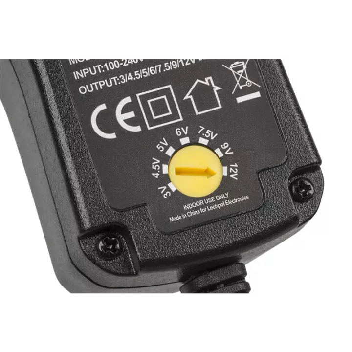 Alimentator stabilizat cu tensiuni reglabile 3-4.5-5-6-7.5-9-12V 1.5A + 6 mufe diferite Kemot URZ1187