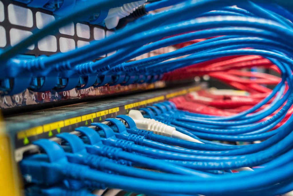 Care sunt diferentele dintre switch-uri gestionate si neadministrate